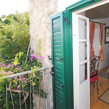 Daire Antique In The Center Of Brela