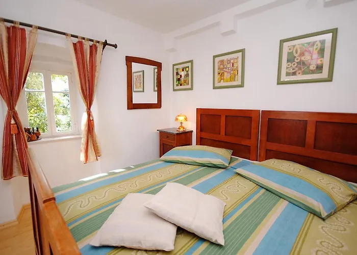 Antique In The Center Of Apartment Brela