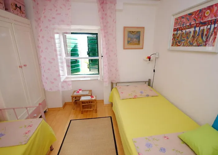 Antique In The Center Of Apartment Brela